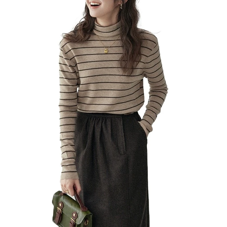 Sweter z paski w paski golownej